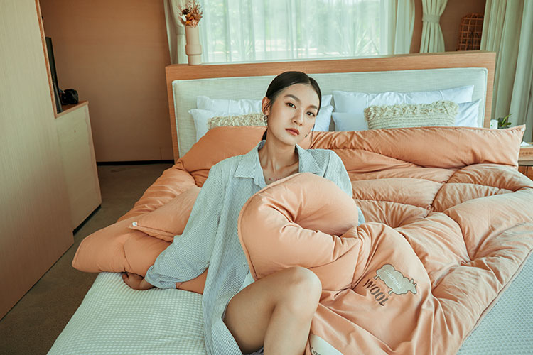 睡美容觉，怎能少了抗菌防螨又温暖助眠的凯时尊龙人生就是博澳洲羊毛被。
