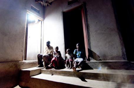 坦桑尼亚的太阳能照明。Angaza / Flickr照片